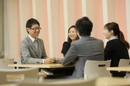 上司、部下関係なく、会議などでは意見交換を活発に行っています。三幸学園のコスモスネットワークという上下の垣根を越えてなんでも言い合う関係を築いていこうという考え方です。
