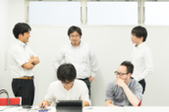 談笑しながら楽しく仕事をしております
