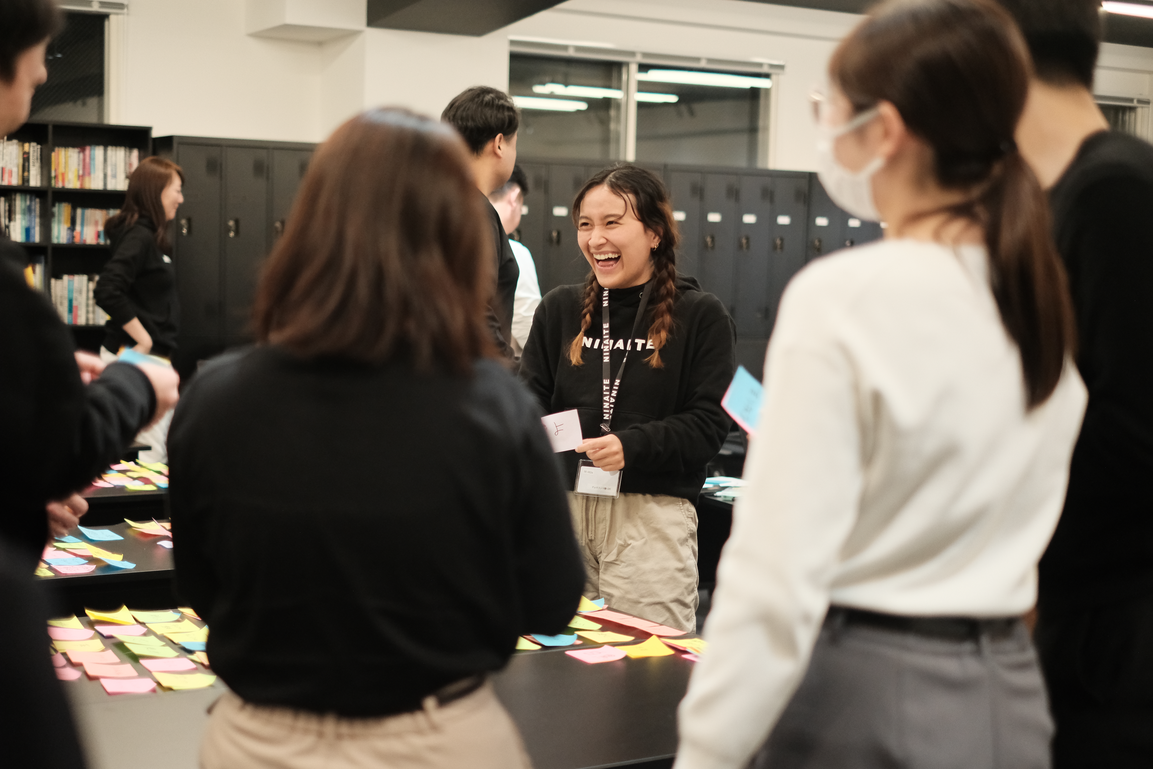 挑戦と成長を共にする：NINAITEのクレドカード会議の裏側