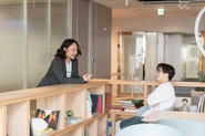事業部メンバーで雑談中