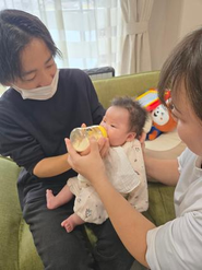 哺乳がうまく行かない…。低体重出生のお子さんに多いトラブルですが、その子に合わせたポジショニングなど丁寧な支援を行っています。
