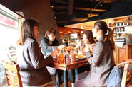 こちらは代々木メンバーのランチ女子会の様子。年齢が近い社員が多く在籍しているので風通しが良く、みんな仲良し。プライベートの話でも仕事の話でもよく盛り上がります。