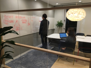 ホワイトボードで書き出しながら議論することも。