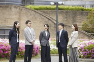 休憩がてら近くの公園で！社員が集まると笑顔が増えますね^^