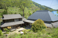 徳島県神山町にある弊社運営の古民家ゲストハウス・Cafe「山姥」。江戸時代からある古民家を自分たちでリノベーションしています。