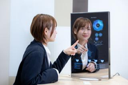 AGCの提供するミラーデバイス「ミラリア」とのコラボレーションで店舗営業のサポートも！