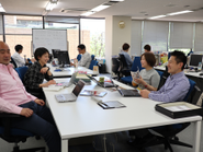 編集会議はざっくばらんな雰囲気で意見を出し合います