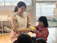 残業月平均8h、育成研修は勤務扱いなどで公私充実、海外研修（自己負担なし）も実施！