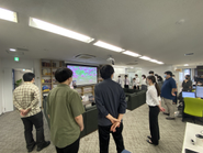 本社の朝のプロジェクトチームMTGの様子