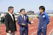 代表の熊谷とスポーツ団体代表者