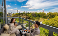 バルコニーからは代々木公園を一望でき、休憩時間に食事をしたりリラックスするためにも使用できます。