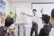 若手も中堅も古参も関係なく、自由に意見を出し合います。（新規事業のビジネスモデルキャンバスを検討中）
