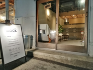 神田でMOCKというシーシャバーも運営。デザイナーのハブになるような場所を目指しています。