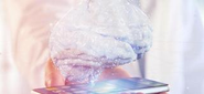 長く治療と向き合う患者さんの、心と体の健康を支えるために。 AIを活用し、スマホアプリでさまざまな病気の変化に気づける仕組みを大学や製薬企業と研究しています。