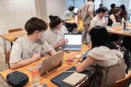 サービス改善に向け、チームやポジションに関わらず、日々議論を進めております。