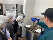地元大学生にチョコレートの製造工程を説明