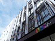 JR中央・総武線 御茶ノ水駅の御茶の水橋口より徒歩3分、東京メトロ丸ノ内線の御茶ノ水駅 2番口または1番口より徒歩4分、東京メトロ千代田線の新御茶ノ水駅 B1口より徒歩5分の位置にあります。