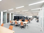 東京・大阪・名古屋の３か所のオフィスに、自社の研修施設を併設しています。 在宅でのリモートワークも可能です。
