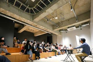 地下にはイベントにも使える大広間があり、エンジニアなどチーム全員のMTGなどでも利用しています