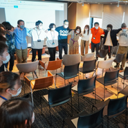 私たちは、自分自身が「いまここで、よく生き」つつ、チーム・組織としても「いまここで、よく生きる」ことを大切にしています。そして、自分たちの活動が、世界をより「いまここで、よく生きる」ことへ導くであろうと信じています。