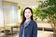 代表取締役CEO 澤田 真弓。東京外国語大学卒業後、インペリアルカレッジロンドン大学院にて経営学修士号取得、Googleに入社。2014年にNPOとして医療通訳事業に関わり始め、2018年にメディフォン株式会社を設立。