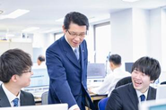 弊社では20代から70代まで、幅広い年齢層の社員が働いています。年齢の垣根を越えて、互いを尊重し合いながら日々職務に当たっています。