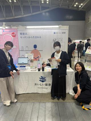 おいしい健康アプリに蓄積される食と健康のビッグデータを活用して、医学系大学との共同研究を行い、論文執筆や学会発表を数多く実施しています。学会は患者さんや医療について学ぶチャンス。研究開発のメンバーだけでなく、エンジニアや管理栄養士、デザイナー、セールスなど幅広いメンバーが参加しています！