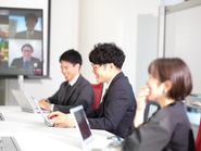 海外拠点とも連携しながら、最適な“学びの仕組み”を設計。言葉だけでなく、文化も超えて伝える仕事です。