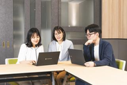 リモートワークが基本ですが、週1日は出社DAYとし、コミュニケーションも大切にしています。