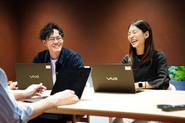 チームで連携しながら課題解決をしていくのが会社の風土として定着しています。個人で悩まずチームプレイで一緒に事業拡大していきましょう！