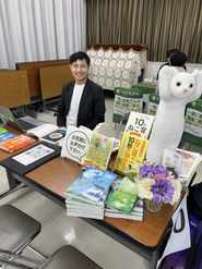 痛みや不調のない毎日を届けたい。 書籍や説明会を通じて、正しい姿勢の知識を広めています。