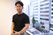 代表の鈴木は現在30歳