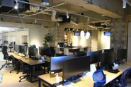 大型曲面モニタやアーロンチェアが整備されたワークエリア