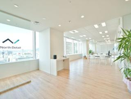 開放的なエントランスホールから打ち合わせスペース