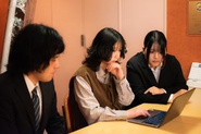 定期的に開かれる社内ミーティングの場では、情報共有はもちろん疑問・質問の解決も。
