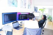 プロジェクト開発の相談をしている様子