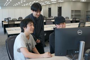 【社内風景】面白いオンラインゲームを作るために日々コミュニケーションをとりながら業務を進めます。
