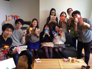 持ち寄ったお菓子と一緒に、写真を撮りました。