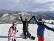 冬には、チーム全員でスノーボードや雪山を楽しむイベントを開催予定です。日頃の仕事から少し離れて、真っ白な雪景色の中でリフレッシュ！初心者でも安心して楽しめるよう、経験者がサポートしながらワイワイ滑っています。仕事だけでなく、季節ごとのイベントを楽しむのも私たちのチーム文化です。