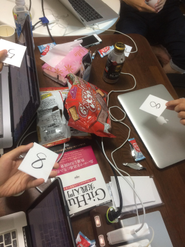 スクラム中のイチ風景。カードゲームのように、タスクボリュームを数字で可視化していきます。（ごちゃごちゃしているお恥ずかしい写真で汗）