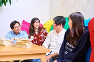 【20～30代が活躍中】休憩中は自分の好きなことやデザインについて語り合うことも♪周囲から刺激を受けつつ、仕事もプライベートも充実できます！