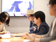 2F ミーティングスペースでの打ち合わせ