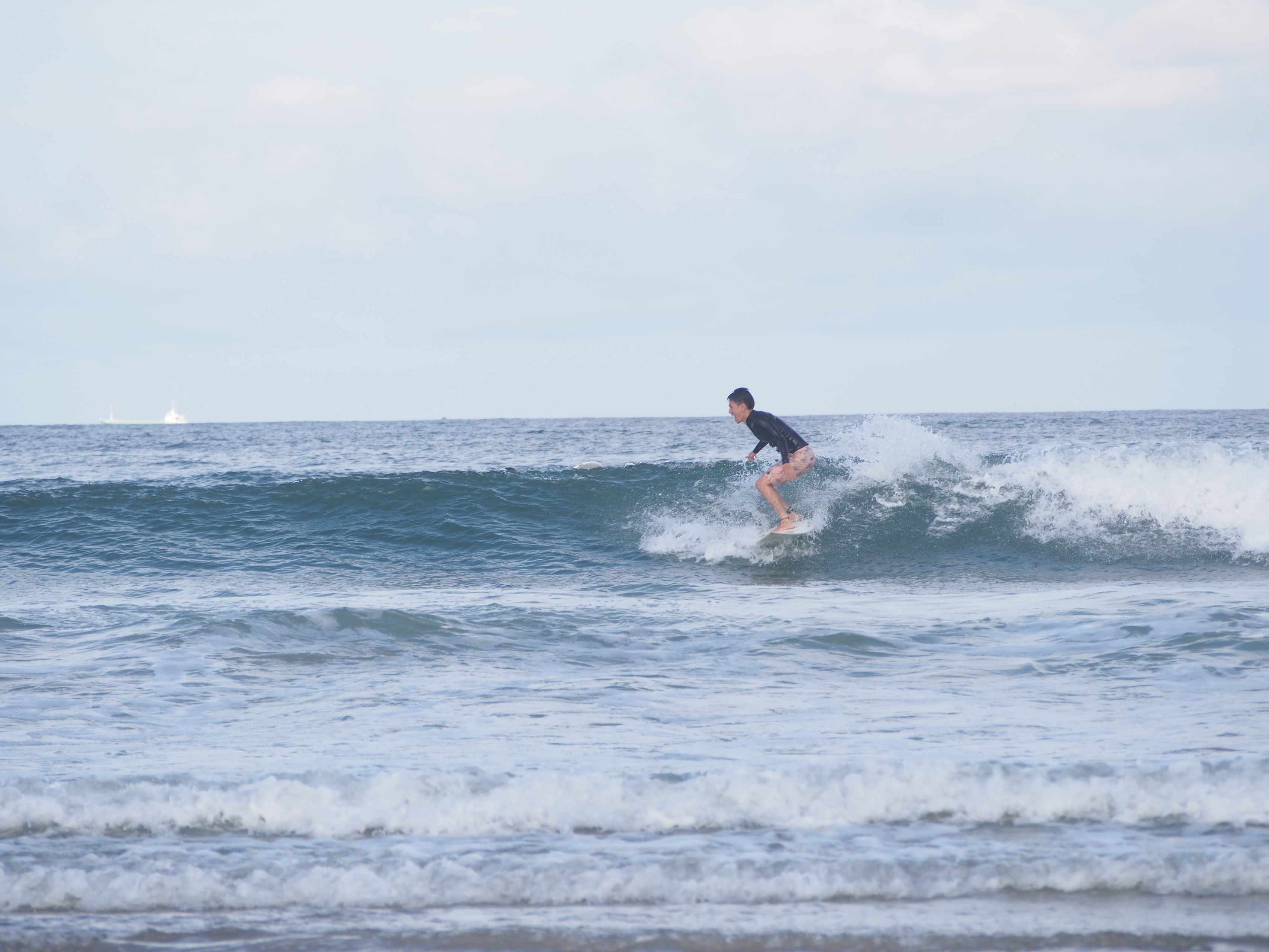 サーフィンしながら、ハイエースのなかでワーケーション!?