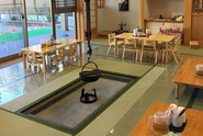 食堂には囲炉裏を設置し、日本文化を身近に感じられるように