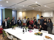 毎年12月のクリスマスパーティー、唯一の会社公式行事で、メンバーの社員友人など延べ100名近くが集まります。（写真は開始前）