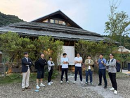 私たちは、オフィスの外にこそ答えがあると考えます。地方の観光産業が持つ唯一無二の魅力を、テクノロジーでどう輝かせられるか。その答えを探しに、チームで現場を訪れた一コマです。