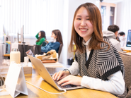 WEBデザイナー1年生の髙橋さんが、現在WEB部門の中心を担っています。まだまだ経験も知識も浅い彼女ですが、一人前のWEB制作者を目指して日々勉強中！一緒に新規部門を盛り上げてくれる方を歓迎します！