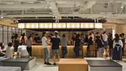大きなバースペースには自然と仲間が集まる。 アルコールを含むドリンクは全てフリー。