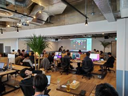 オフィスでは不定期にセミナーや勉強会など、社内イベントが開催されます。お互いの個性を尊重しながら、ビール片手に談笑することもあります。