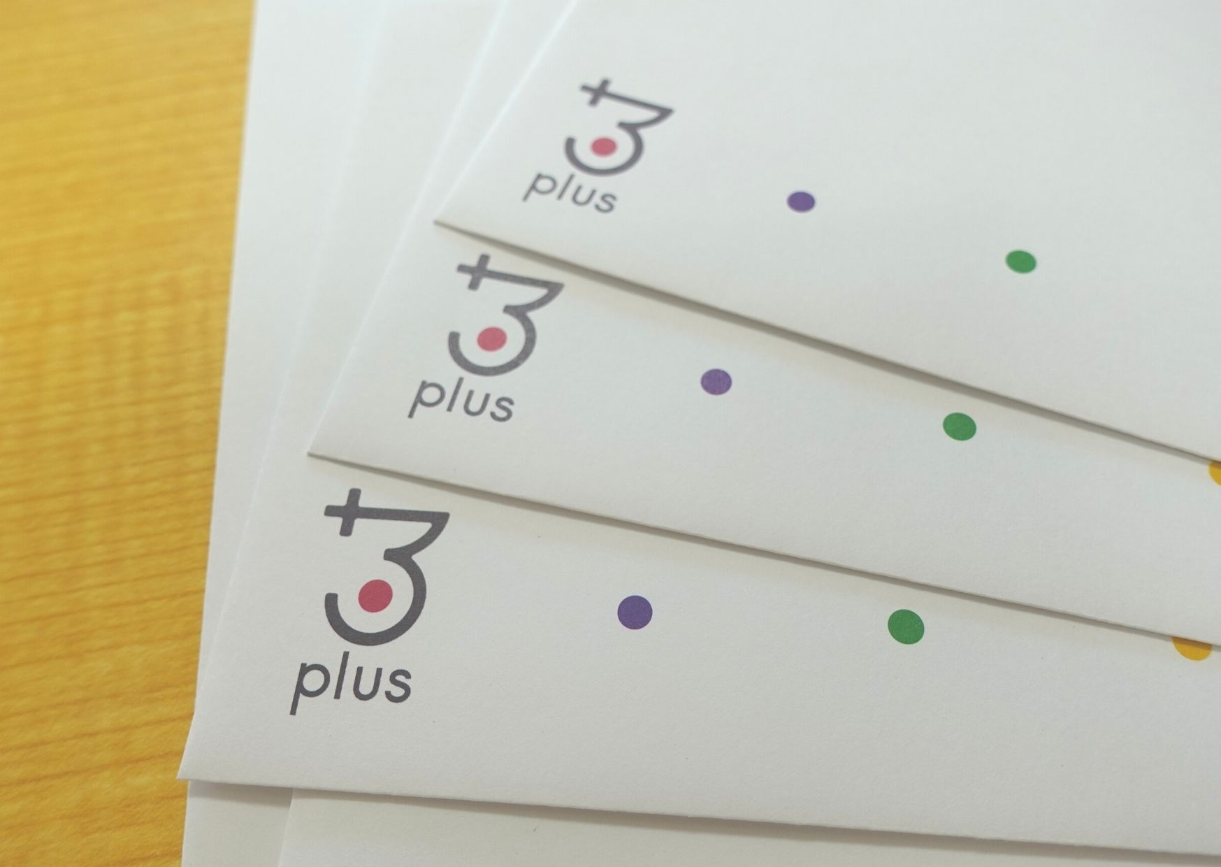 カラフルな丸は〇〇をイメージ！ 封筒デザイン